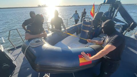 Integrantes de una patrullera de Vigilancia Aduanera en Huelva antes de inicia una vigilancia nocturna.