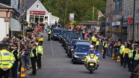 El cortejo fnebre a su paso por Ballater