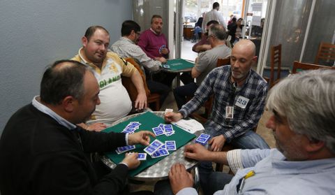 Repartiendo las cartas, en busca de la mejor mano. 