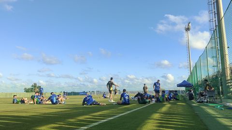 Los jugadores del Real Oviedo estiran tras entrenar en Pinatar Arena