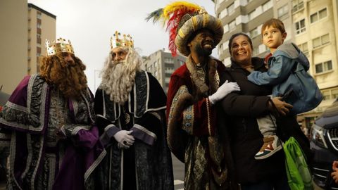 Los Reyes Magos antes de dar inicio la cabalgata, en Monelos