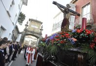 La procesi�n de ayer, que entr� en el Arsenal por segundo a�o y volvi� a congregar a muchos vecinos y oriundos del Ferrol Vello, donde solo procesionan dos tronos en toda la Semana Santa. 