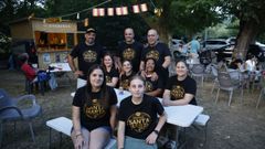 Miembros de la comisi�n de fiestas de Santa Marta de Moreiras en el bar vecinal