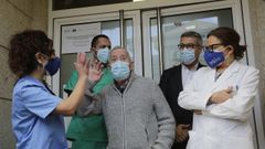 Juan Molina, primer vacunado en el �rea sanitaria, acompa�ado de In�s Sande, Mar�a Jos� Rey, Daniel Viejo y Luis Verde