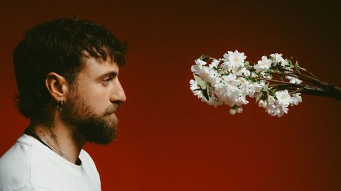 Luis Ferc�n, cantautor compostelano, lleva desde febrero de gira con su �lbum �Cerezos en flor�