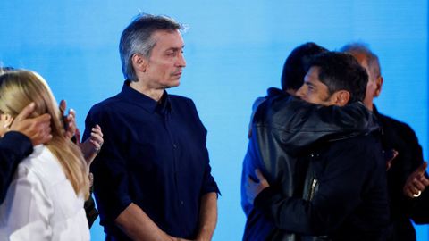 Mximo Kirchner, hijo de la expresidenta argentina Cristina Fernndez de Kirchner, observa con recelo algobernador de la provincia de Buenos Aires, Axel Kicillof, tras los resultados de las legislativas del 26 de octubre.