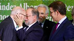 Instante en el que Xos� Luis Barreiro Rivas, que fue n�mero dos del Gobierno de Albor y que propicio su ca�da al dimitir, besa al antiguo presidente