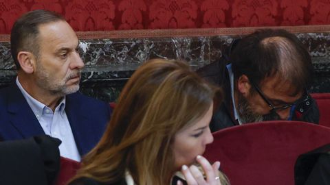 El exministro Jos� Luis �balos y su exasesor Koldo Garc�a, en el banquillo de los acusados durante el juicio por el caso de las mascarillas.