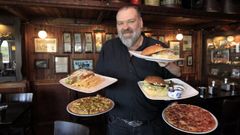 Jos� Manuel V�zquez, Leman, que lleva hasta el puente del Sor pizzas a clientes de O Barqueiro