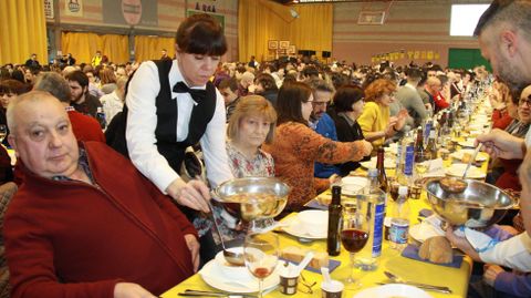 Codillo.M�s de 1.050 comensales se citaron en la Festa do Codillo
