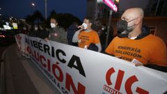 Concentraci�n de los trabajadores de Alu Ib�rica en la Delegaci�n del Gobierno de A Coru�a