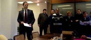 Un momento del acto en que Ricardo Dur�n, en la foto entrando ante los operarios, explic� el plan de despidos feriales el viernes.