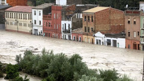 El ro Clariano se ha desbordado a su paso por Onteniente debido a las fuertes lluvias. 