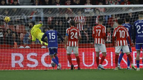 Derbi asturiano entre el Real Sporting de Gijon y el Real Oviedo en El Molin�n