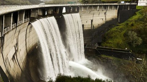 La presa de Eiras, donde la Xunta acaba de iniciar obras de mantenimiento.