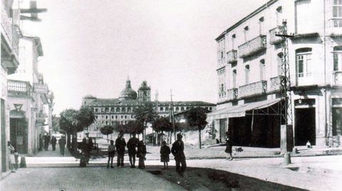 La calle Cardenal con arbolado en la zona contigua al lugar de la feria