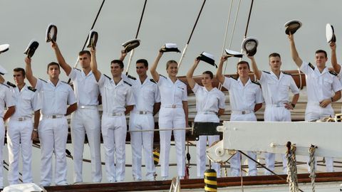  La princesa Leonor (c) llega a primera hora de este jueves al puerto de Gij�n a bordo del buque escuela Juan Sebasti�n Elcano