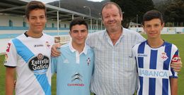 Dani Celeiro, Ald�n y Pablo Mart�nez posan junto a Rojo en el Municipal de Cantarrana.