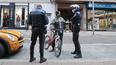 Agentes de la Polic�a Local de Pontevedra, este jueves, en Benito Corbal
