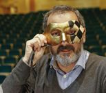 Alberto Sueiro, no Pazo da Cultura, enmascarado na arte que o emociona. 