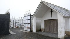 En medio del cementerio hay una capilla
