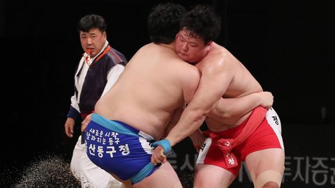 Dos practicantes de ssireum compiten en Andong (Corea del Sur)