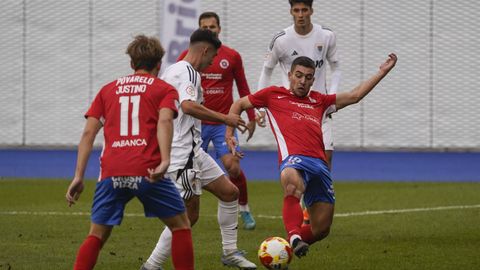 Samu Pardo corta el avance de un jugador del Bergantios
