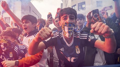 As fue el emocionante recibimiento al autobs del Real Oviedo antes del choque ante el Almera
