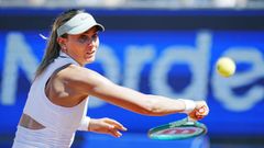 Paula Badosa golpeando la bola durante un partido contra Simona Waltert
