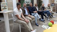 Representantes de Basket Xiria, a Federaci�n Galega de Baloncesto e o Concello de Carballo.