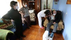  Las enfermeras del hospital Carmen y Severo Ochoa de Cangas del Narcea (Asturias), Lorena Bobes (i) y Vanesa Llanos (d), que forman parte de uno de los dos equipos de vacunaci�n individualizada en domicilio de grandes dependientes y sus cuidadores, se preparan para vacunar contra covid-19 en el comedor de un restaurante del pueblo de Las Mestas, en Cangas del Narcea