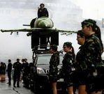 La lluvia acompa�� el desfile de Danzatekas por las calles de Compostela.