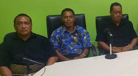 Lisala Folau, en el centro, con otros compa�eros