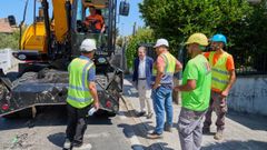 Inicio obras. Comenz� la primera fase de las obras de mejora en la calle Ces�reo V�zquez, entre los n�meros 75 y 159, con una inversi�n de 1.855.000 euros. Caballero, en centro, hablando con los operarios.