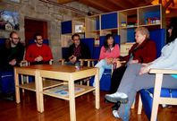 Una de las usuarias con personal del Concello y miembros de Afaga en las nuevas instalaciones.