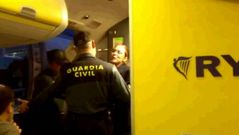 La Guardia Civil desaloja a una pasajera en un vuelo de Ryanair