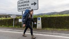 Una peregrina a su paso por Dumbr�a.