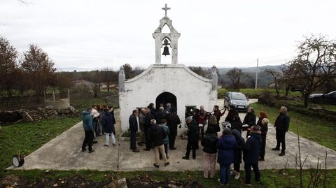 Los vecinos, este sbado en la capilla de Budin, con las huellas del fuego medio borradas por la nueva vegetacin