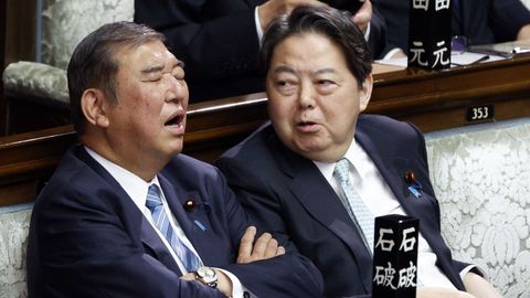 El primer ministro japons, Shigeru Ishiba, dormido en el Parlamento nipn.