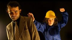 Os actores Pedro Insua e Raquel L�pez Cend�n representan a peza �O mundo de Marti�a�