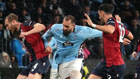 Borja Iglesias est� tocado por un golpe que recibi� en la visita del Celta al Sant Andreu.