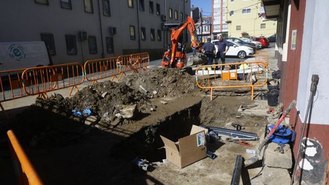 Trabajos de reparaci�n de la red en la calle Playa de Mi�o, en Santa Mari�a