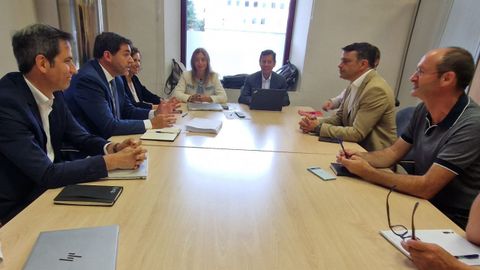 El viceconsejero de Industria, Juan Carlos Campo (tercero por la derecha), y el director general de Energ�a y Miner�a, Javier Cueli (segundo por la derecha), al inicio de la reuni�n con responsables de redes de EDP.