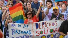 Concentraci�n convocada este s�bado por AMA Asturies en repulsa por la agresi�n que sufrieron dos de sus militantes el pasado jueves, en la plaza de la Catedral de Oviedo, cerca de una de las casetas de Fiestes Populares en la que colaboraban durante San Mateo