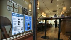 Algunos locales, como el caf� Lusitania, de Ferrol, ya tienen el c�digo QR y el cartel con el aforo m�ximo permitido en la terraza