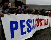 Marineros con una pancarta reivindicativa en Corcubi�n. 