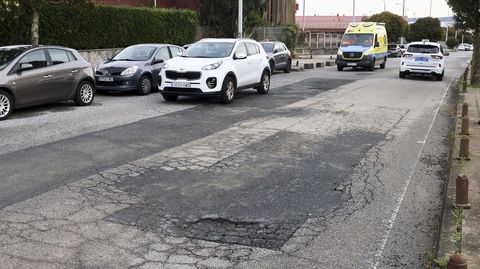 Hundimiento de la calzada en la avenida de la Residencia, en una zona de intenso tr�fico y ruta ineludible para las ambulancias.