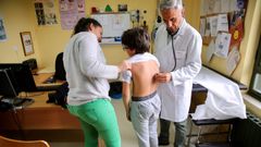 Un pediatra atendiendo a un paciente en un centro de salud de Vigo