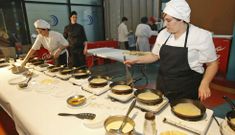 El equipo de cocineros, encabezado por Merchy Coch�n, utilizar� 15 fuegos para hacer las filloas. 