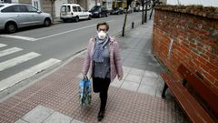 Una vecina sale a hacer la compra en Monforte provista de mascarilla de protecci�n